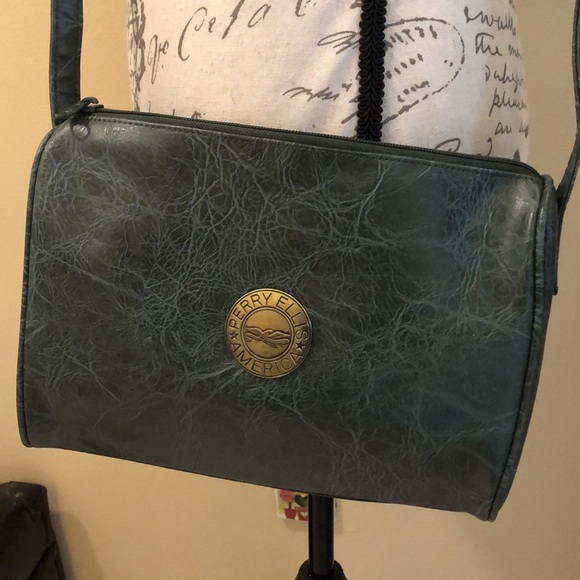 💚 Perry Ellis Vintage leather, goldtone logo medallion crossbody bag - Picture 1 of 12